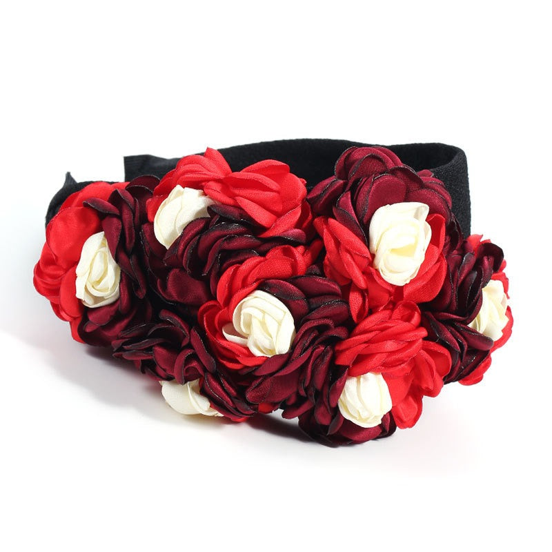 Fashionable design with three-dimensional flower headbands on the side